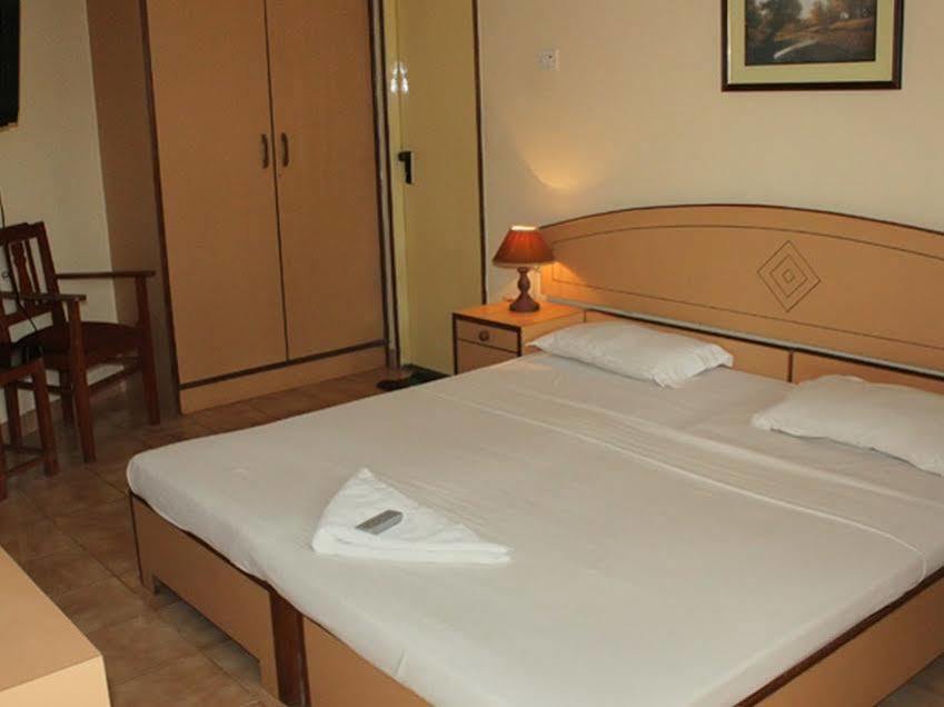 Hotel Amigo Plaza Colva Esterno foto