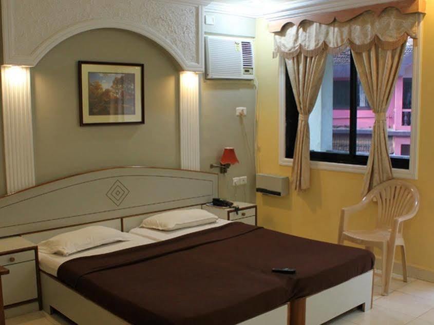 Hotel Amigo Plaza Colva Esterno foto