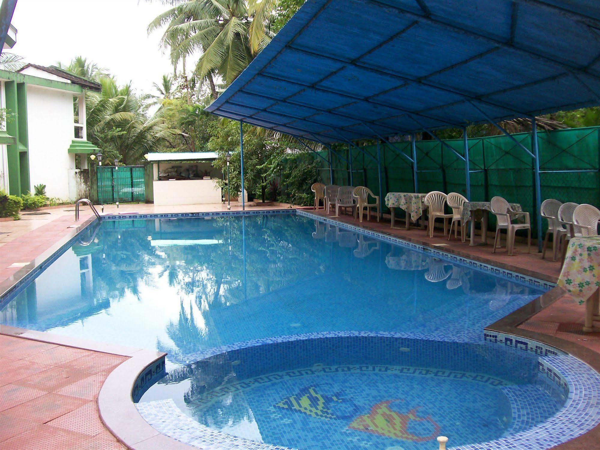 Hotel Amigo Plaza Colva Esterno foto