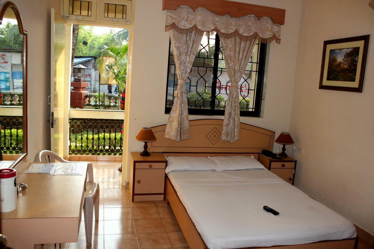 Hotel Amigo Plaza Colva Esterno foto