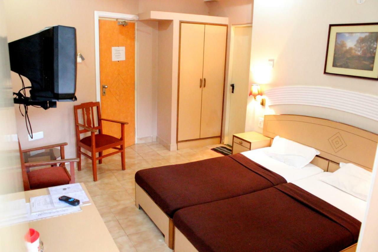 Hotel Amigo Plaza Colva Esterno foto