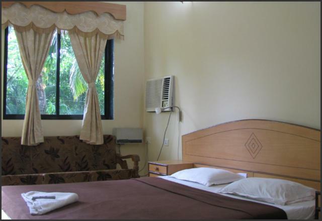 Hotel Amigo Plaza Colva Esterno foto