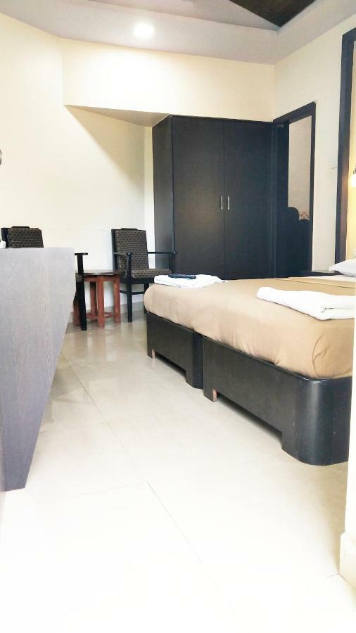 Hotel Amigo Plaza Colva Esterno foto