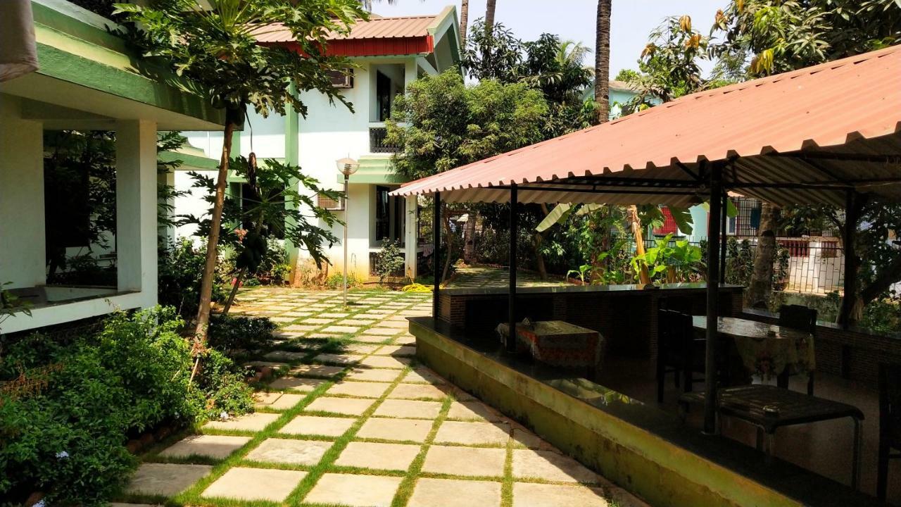 Hotel Amigo Plaza Colva Esterno foto