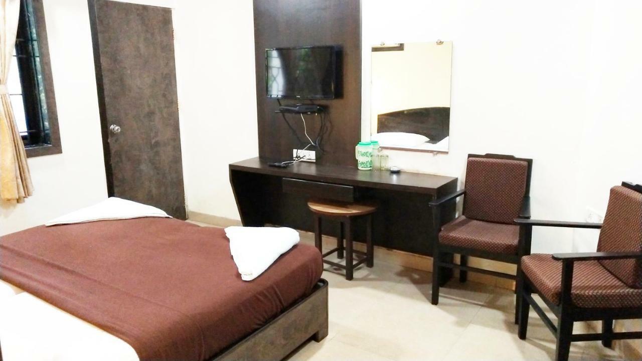 Hotel Amigo Plaza Colva Esterno foto